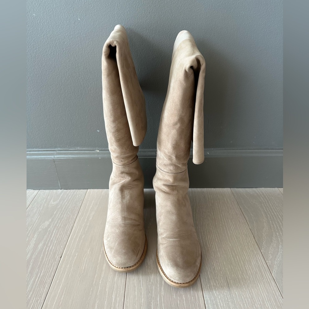 Stuart Weitzman over the new boots in taupe